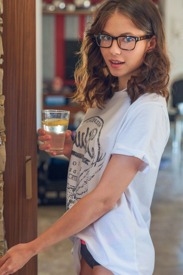 17P La joven con gafas Hilary se desnuda en la cocina para disfrutar de su agua con limón
