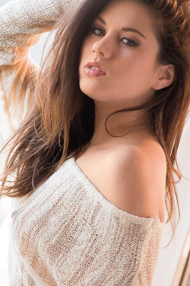 13P Gata com meias até o joelho Shyla Jennings acaricia a buceta pela manhã