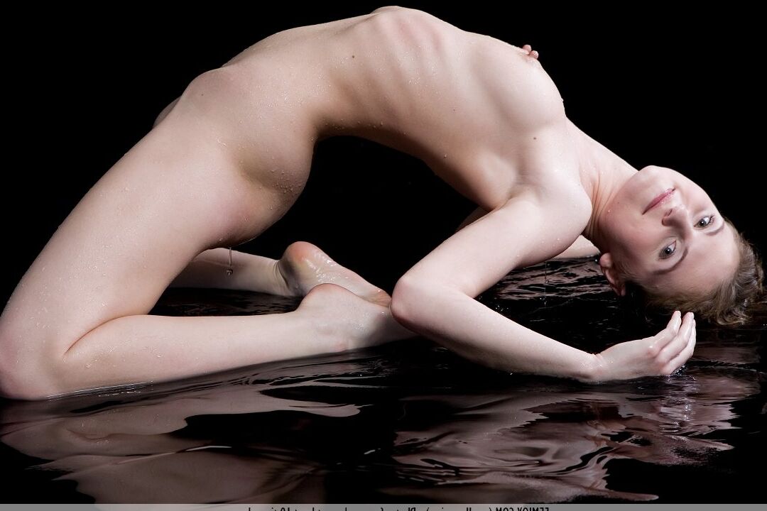 16P Totally naked model highlights her bald slit while showing her flexibility
