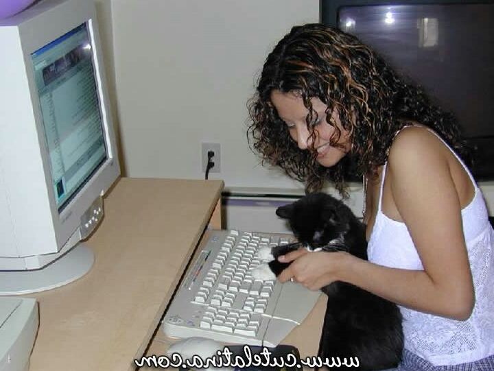 15P Latina amadora fica totalmente nua em uma cadeira de computador antes de se masturbar