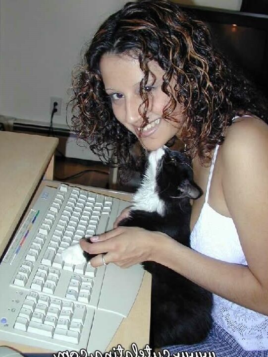 15P Latina amadora fica totalmente nua em uma cadeira de computador antes de se masturbar
