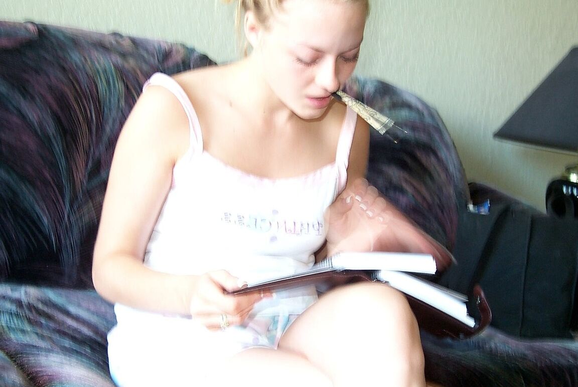 21P Ember Portman, une jeune amateur maigre, exhibe ses seins naturels et sa chatte rose.