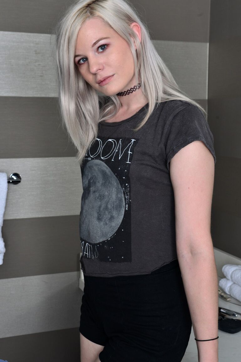 21P La adorable amateur Emma Price se quita la ropa interior rosa y se frota el chocho