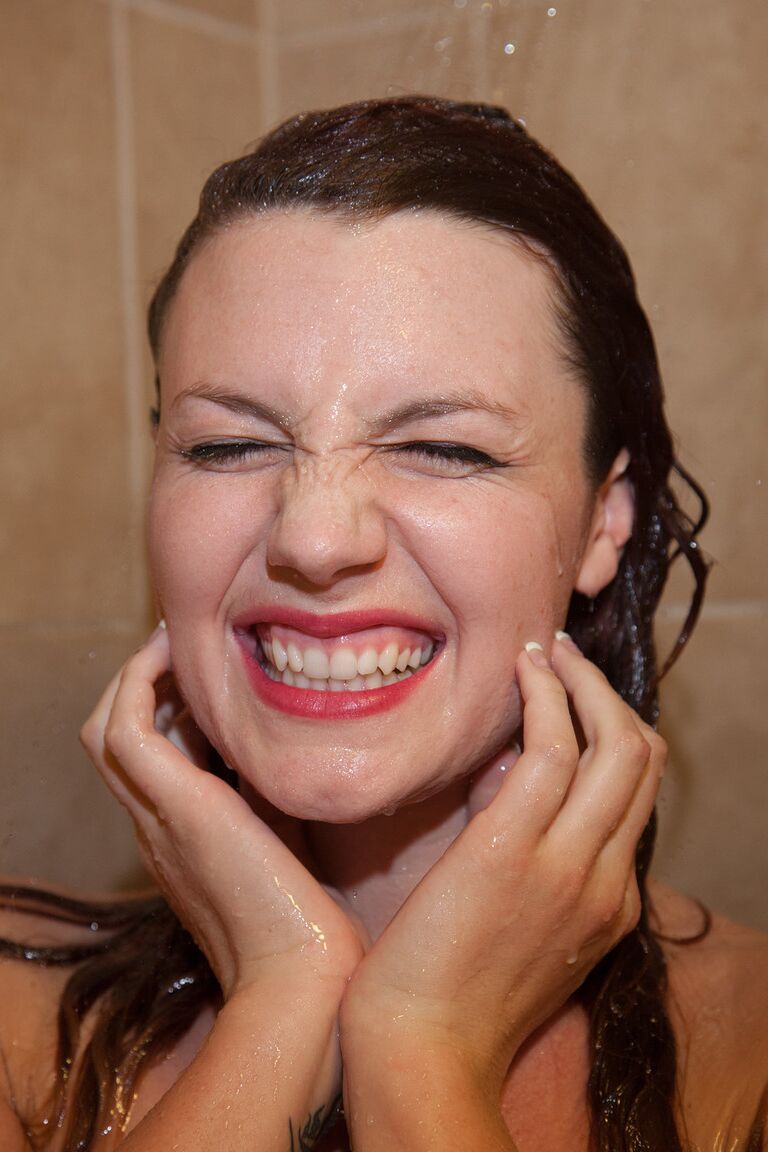 12P Amateur babe Felicia Davies takes a shower before touching herself on the bed