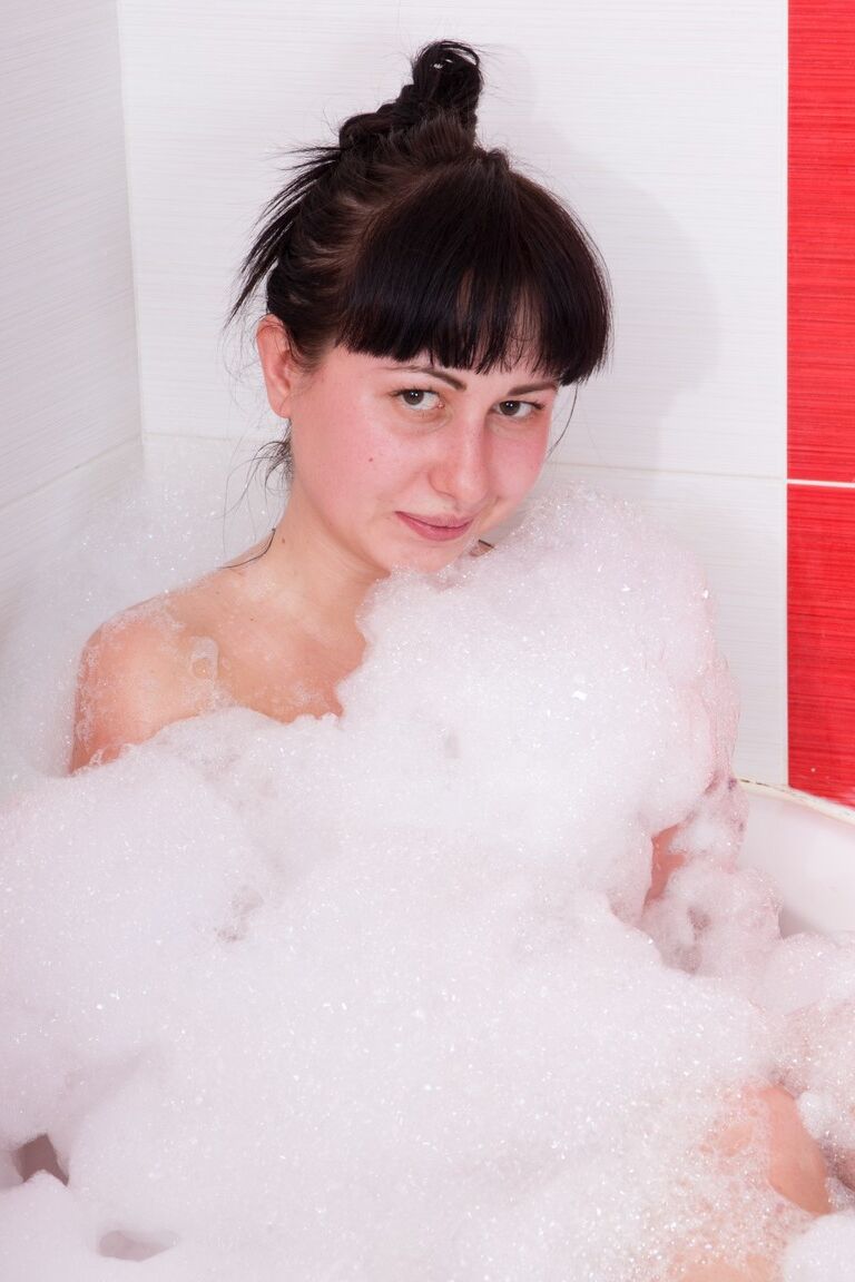 21P La tetona Tayra Jane se desnuda en el baño y se lava el cuerpo peludo