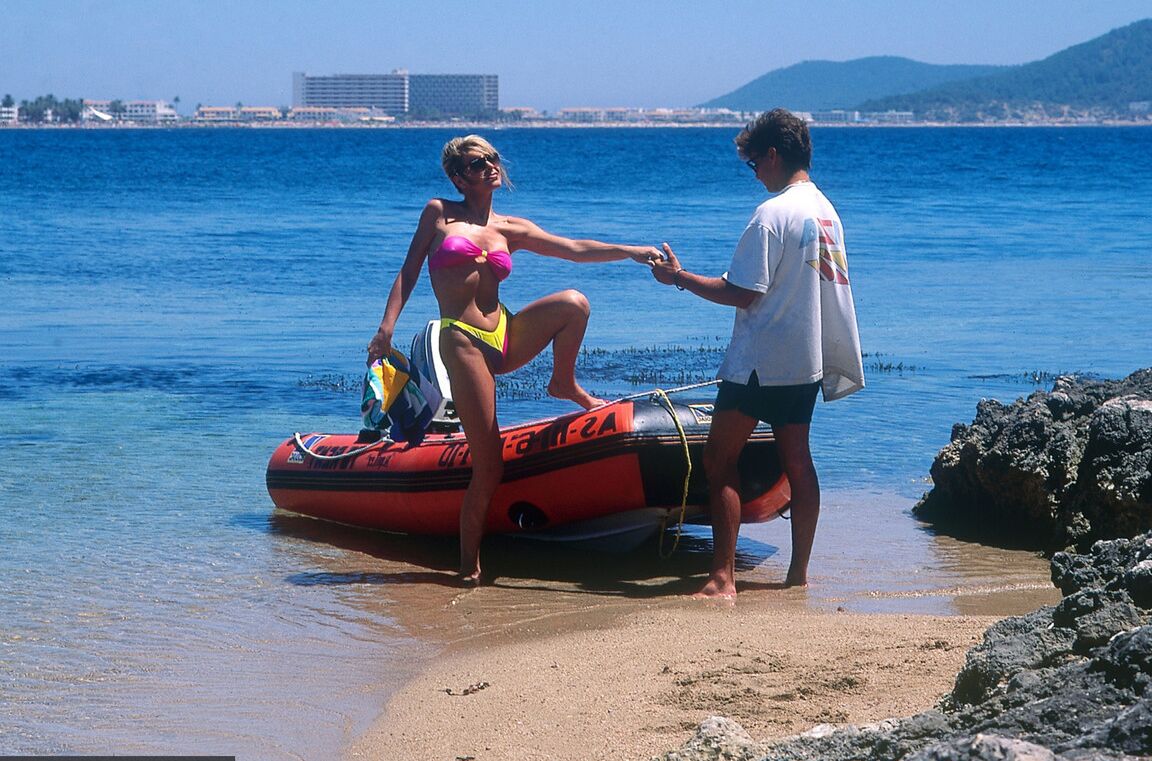 16P Lusty Baywatch se fait pénétrer tous les trous et se fait facialiser à la plage