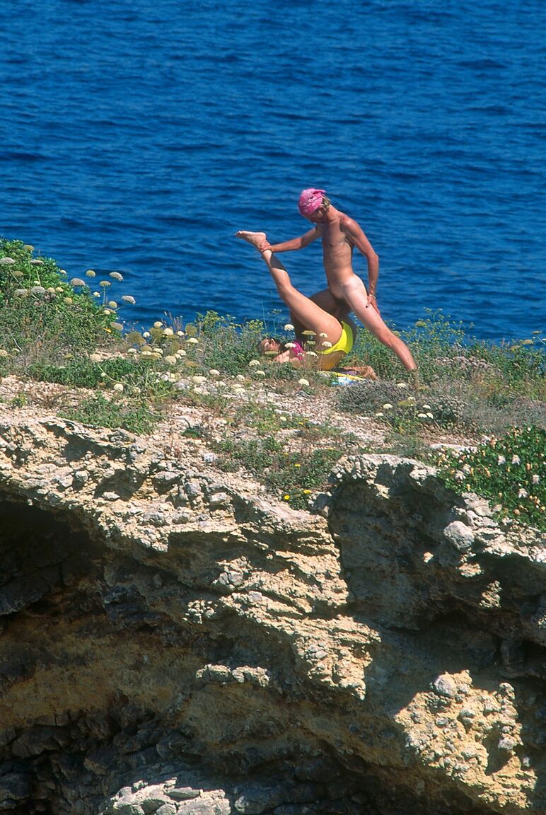 16P Lusty Baywatch se fait pénétrer tous les trous et se fait facialiser à la plage