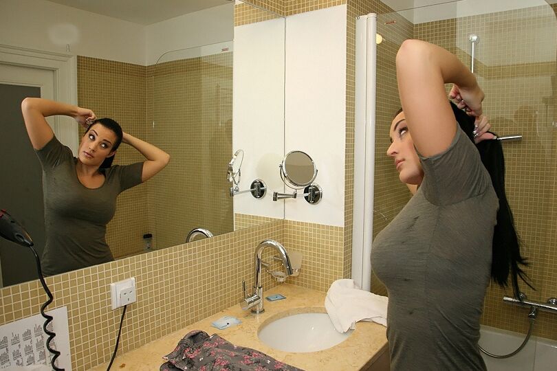 16P Morena tetona Carmen Croft acariciando sus enormes tetas en la ducha