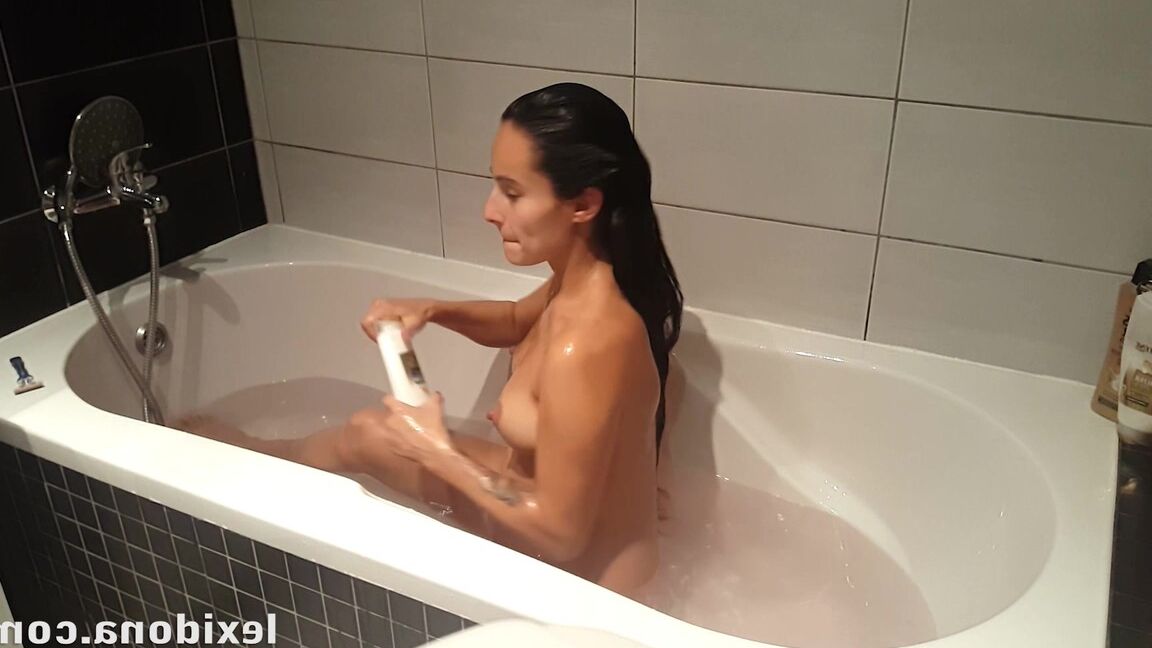 15P Lexi Dona films herself in the bath shaving