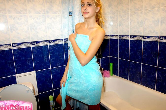 10P-Bilder eines Mädchens, das immer spürt, wie seine Brüste von einem heißen Handtuch bedeckt werden