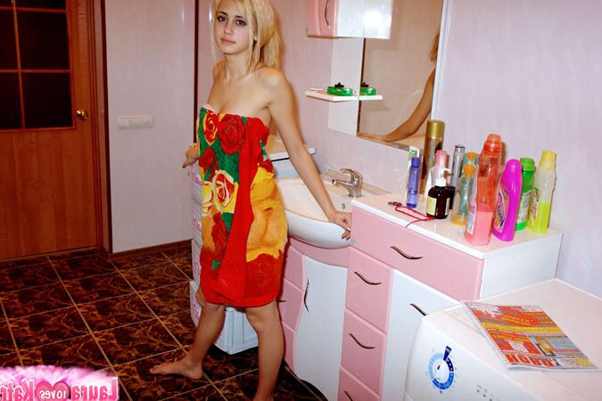 10P Stripteaser teen with bath towel covers fresh body posing temptingly