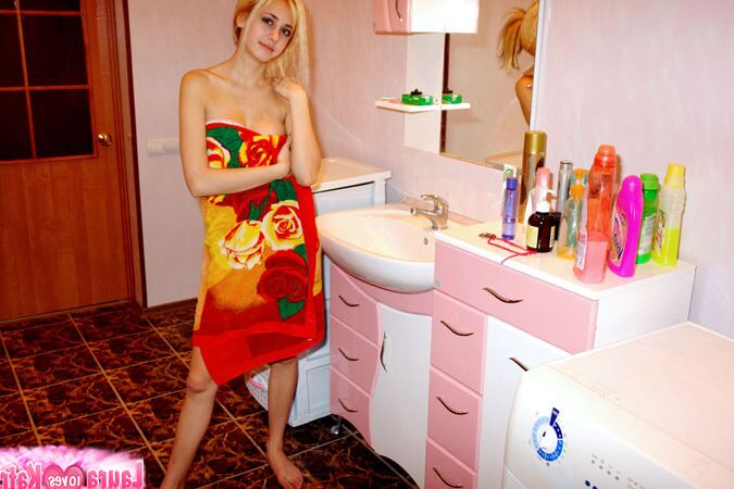 10P Stripteaser teen with bath towel covers fresh body posing temptingly