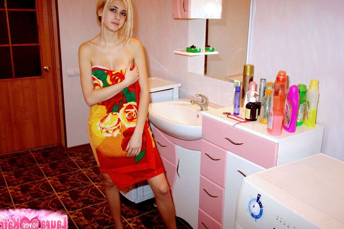 10P Stripteaser teen with bath towel covers fresh body posing temptingly