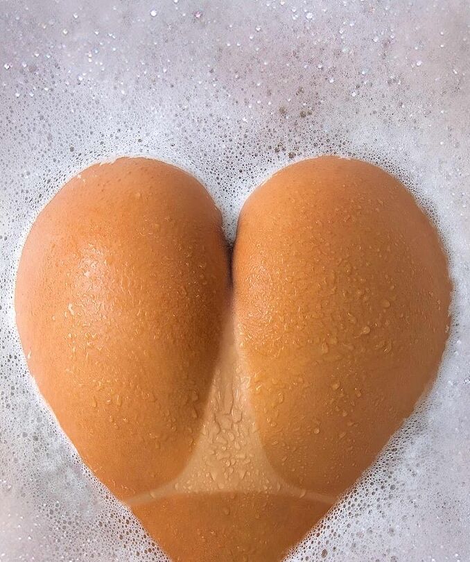 12P Sexy Lesben essen Ärsche und lecken Muschis bei einem Dreier im Badezimmer