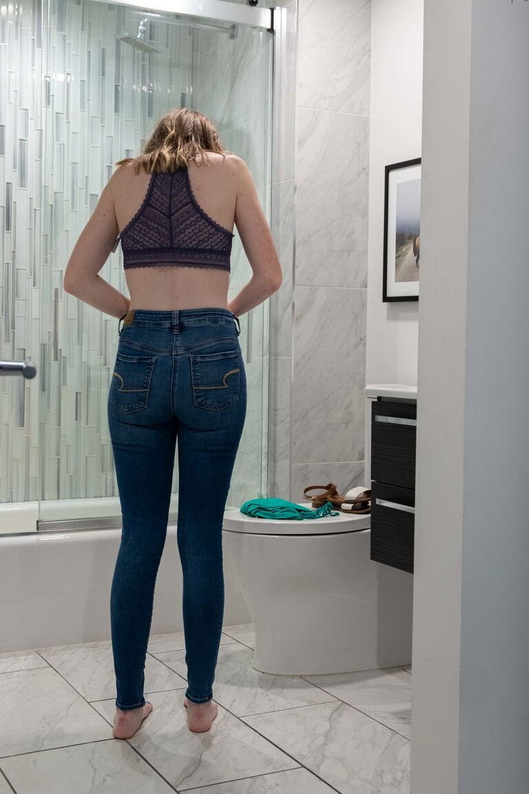 21P La modelo australiana amateur Paisley mostrando su cuerpo delgado en el baño