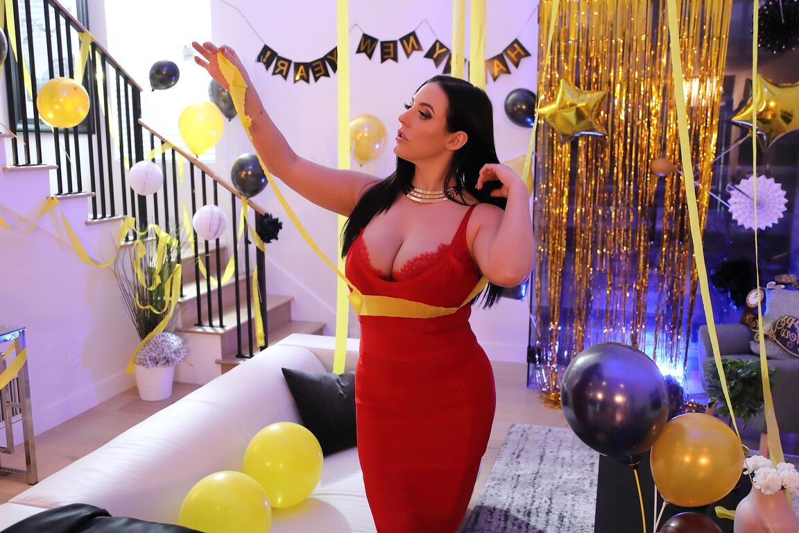 21P A peituda Angela White dá um pau na boceta quentinha depois de uma festa de ano novo