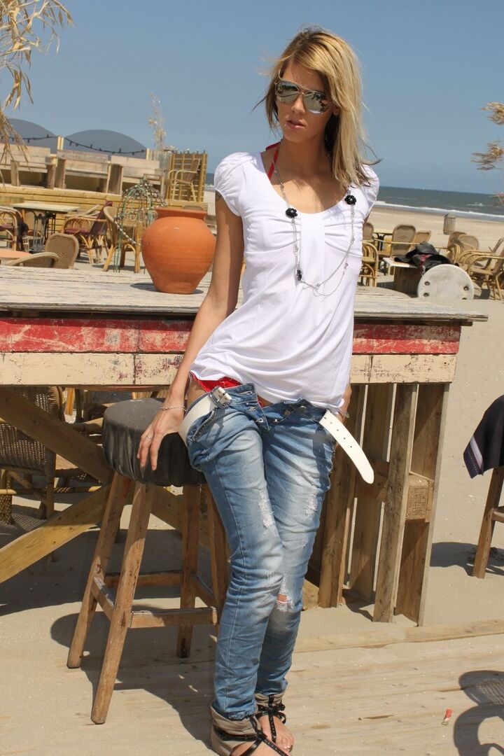 16P Thin Fetish Tia desnuda en la playa