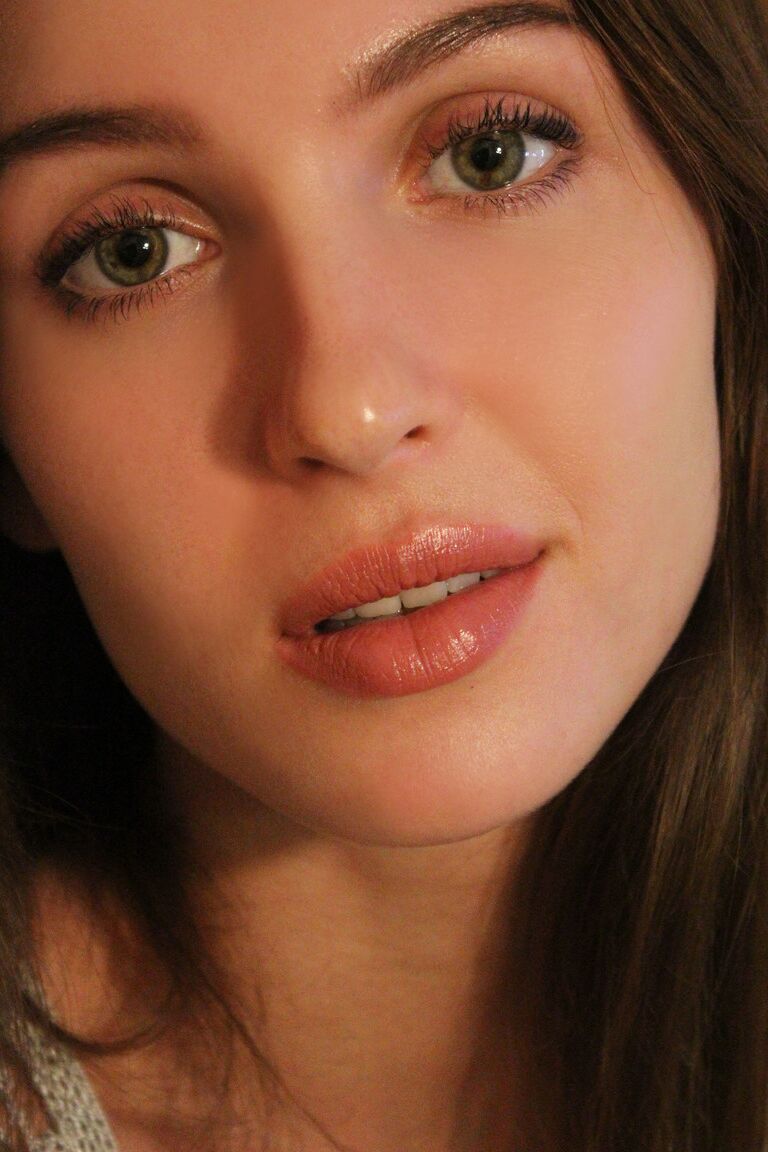 21P La jeune brune Holly Haim se déshabille