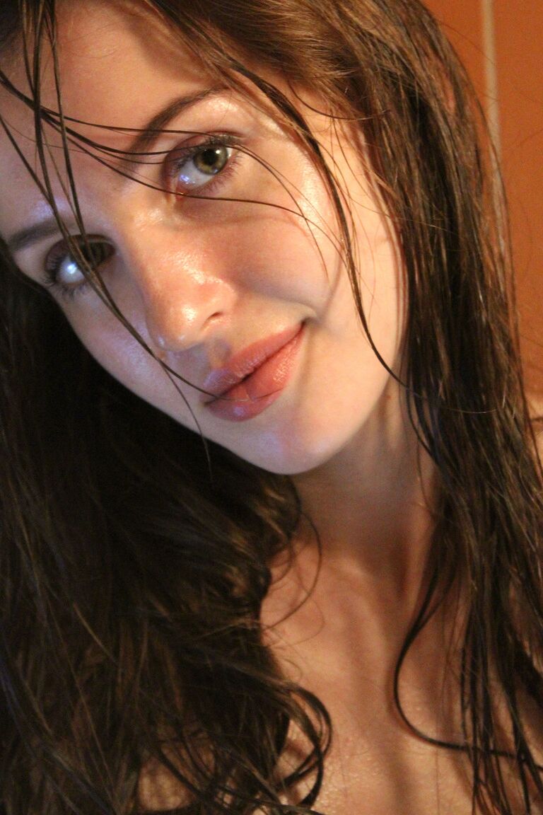 21P La jeune brune Holly Haim se déshabille