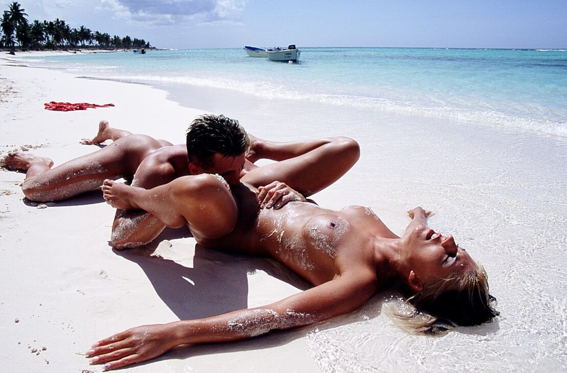 13P Húngara MILF Dina Pearl sendo anal fodida com força em uma praia de areia