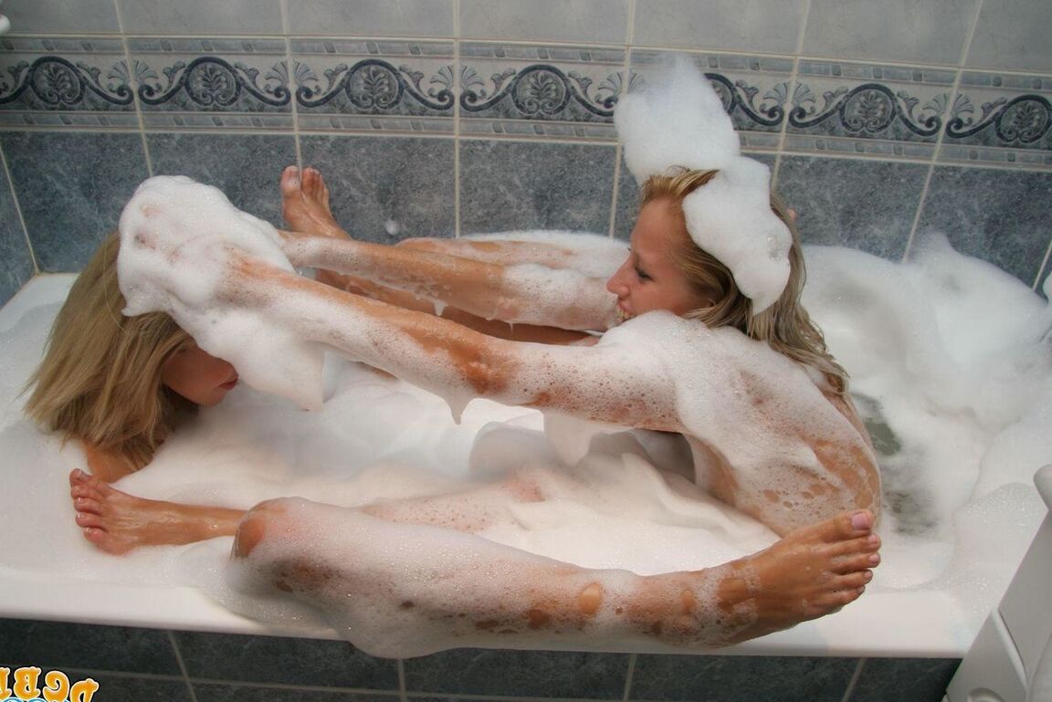 15P, 18 ans, Debbie embrasse une petite adolescente lesbienne dans un bain à remous