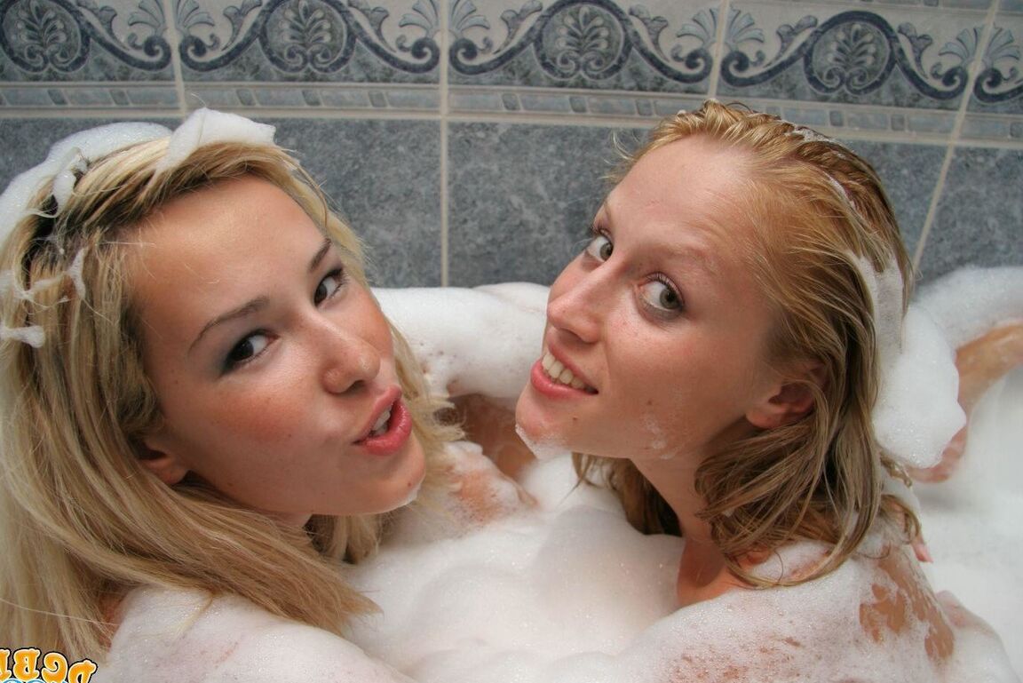 15P, 18 ans, Debbie embrasse une petite adolescente lesbienne dans un bain à remous
