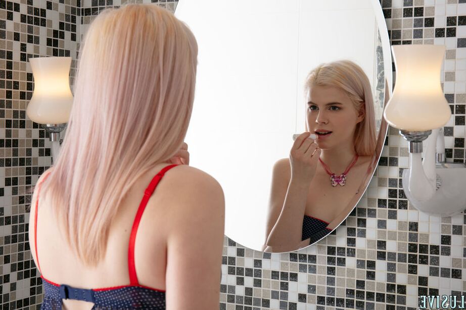 20P La jeune blonde Sally enlève la lingerie de sa poupée avant de modeler sa chatte