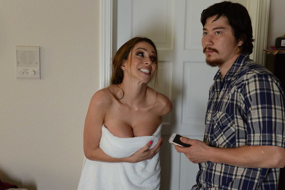 18P Madre latina tetona Ariella Ferrera se la chupa al amigo de su hijo en la bañera