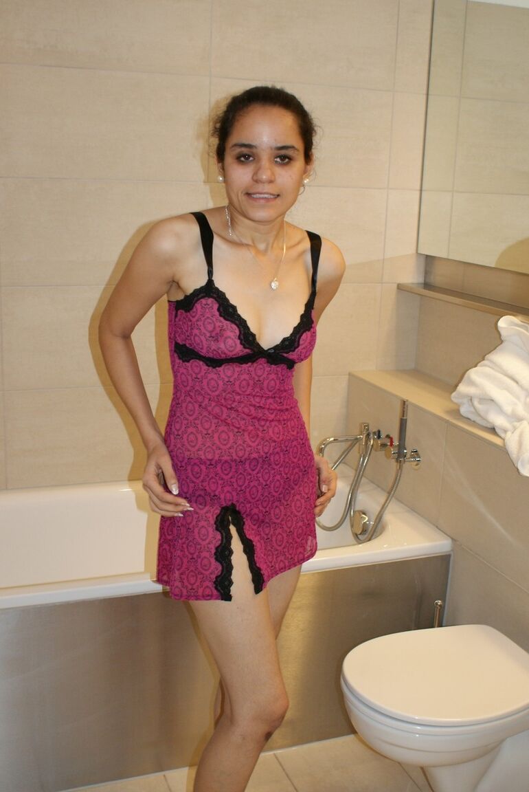 12P Jasmine, une indienne juteuse en camisole qui a l'air excitée