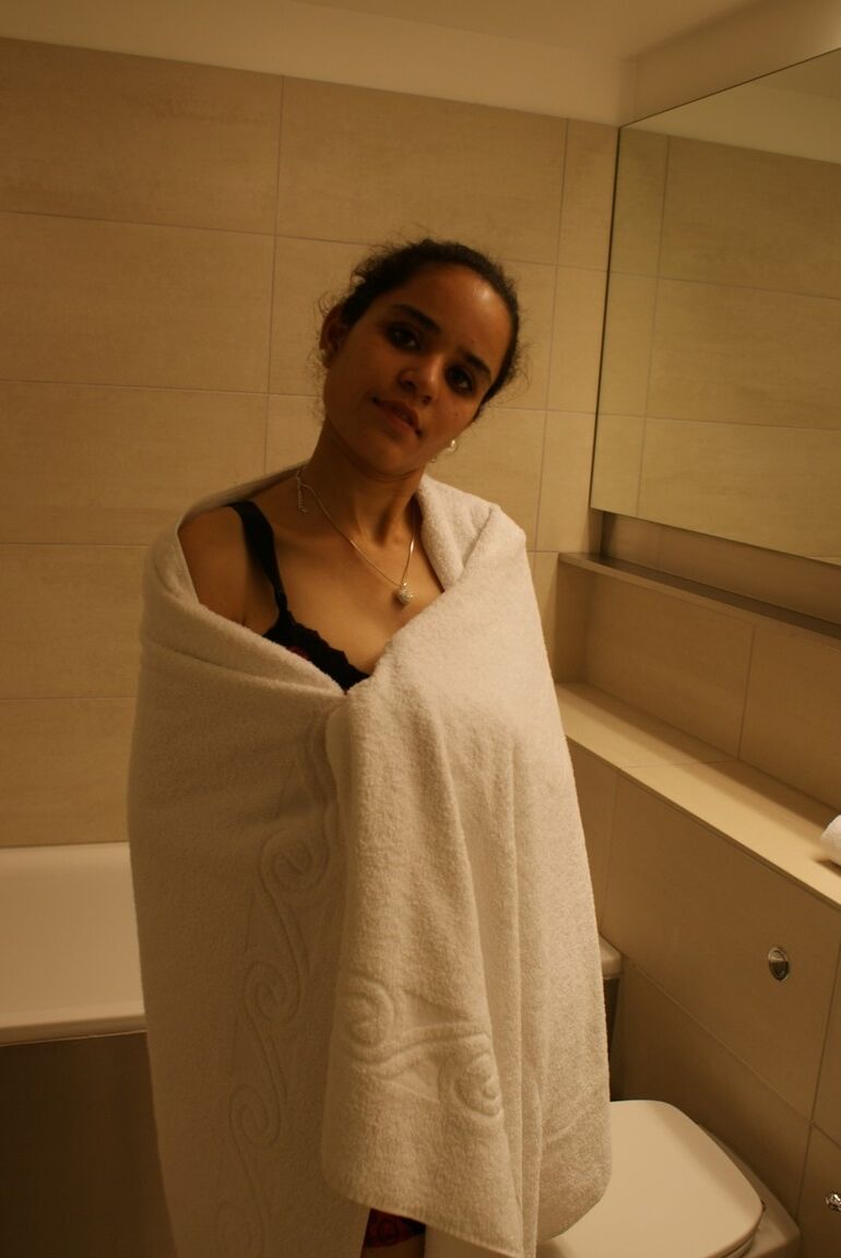 12P Jasmine, une indienne juteuse en camisole qui a l'air excitée