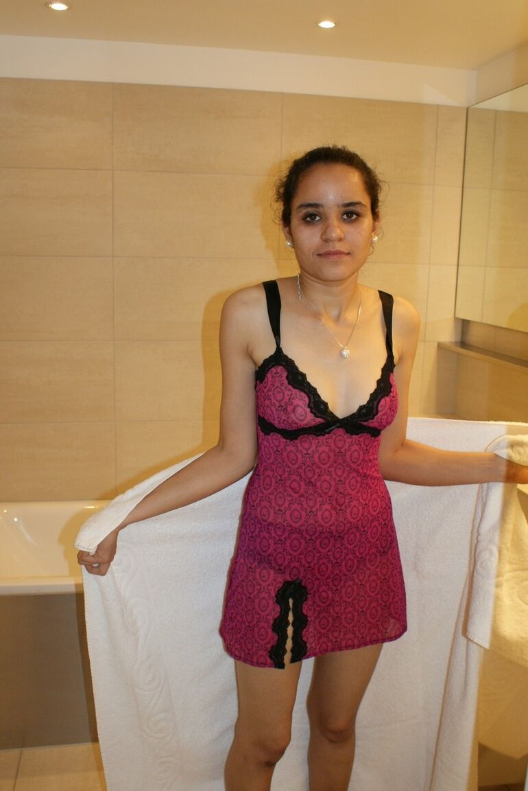 12P Jasmine, une indienne juteuse en camisole qui a l'air excitée