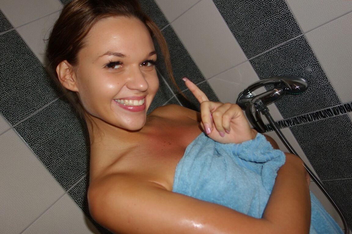 21P Hermosa adolescente amateur Frida jabones
