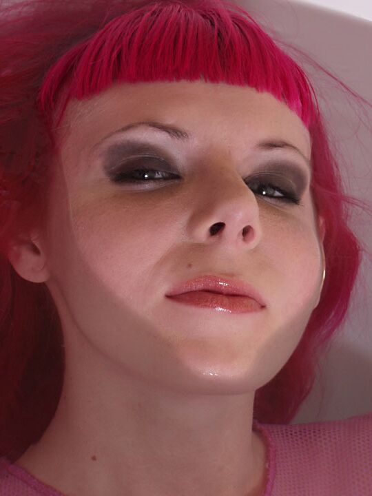 15P Dirty redhead spreads, plays clean at bathtime