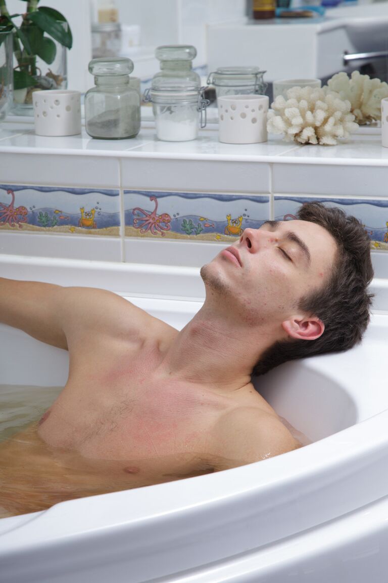 17P Adolescente delgada recibe un facial después de seducir a su chico en un jacuzzi