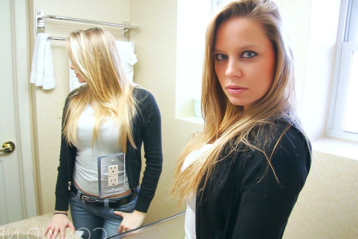 16P Sexy Cassie zieht im Badezimmer ihre Jeans aus und zeigt ihren heißen Arsch im Tanga