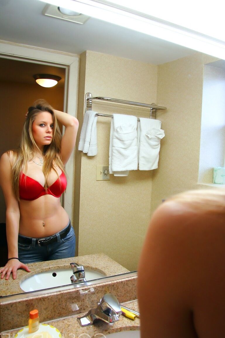 16P Sexy Cassie zieht im Badezimmer ihre Jeans aus und zeigt ihren heißen Arsch im Tanga