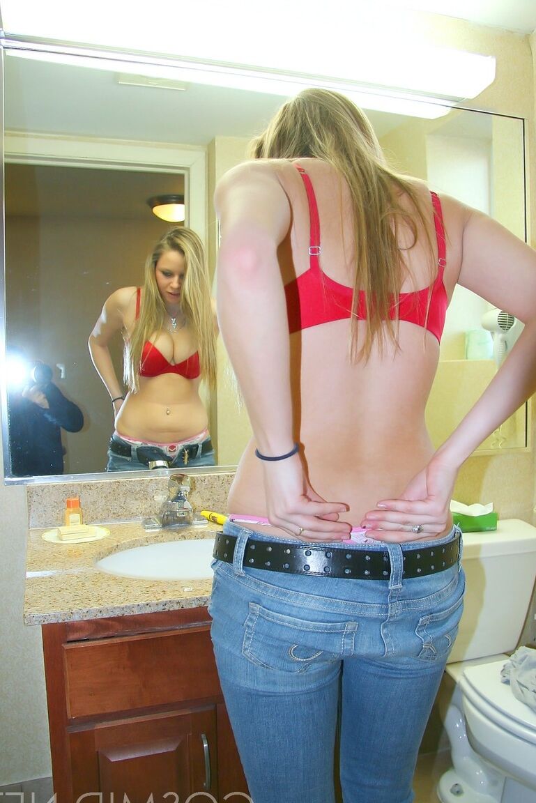 16P Sexy Cassie zieht im Badezimmer ihre Jeans aus und zeigt ihren heißen Arsch im Tanga