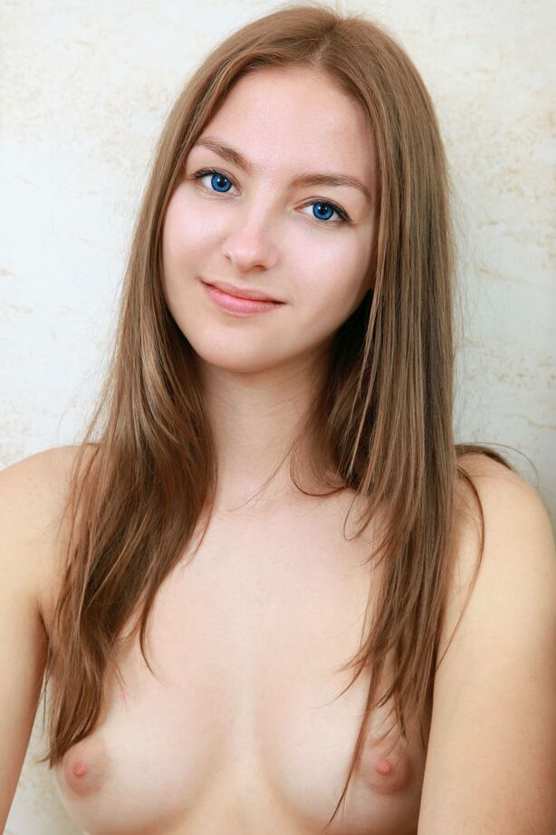 18P Fille solo en combinaison exposant de petits seins d'adolescente dans la salle de bain pour des photos glamour
