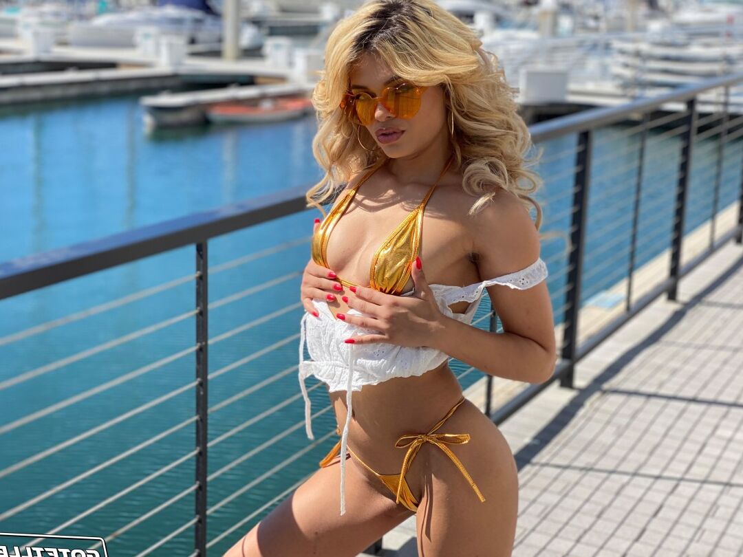 20P A adolescente latina Destiny Cruz modela um biquíni antes de fazer sexo com salada