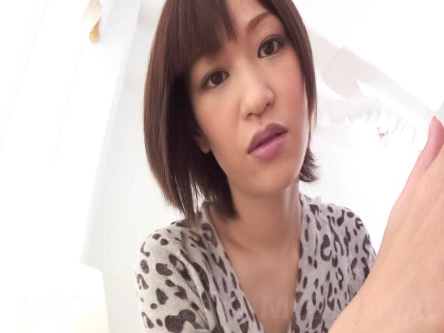 12P Nene Mashiro Asian suce si bien une bite bien dure et des joyaux de la couronne