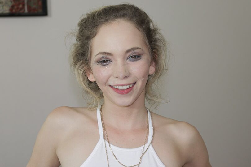 16P La joven Angel Smalls entregando sexo oral chupando el saco de bolas con la ropa puesta