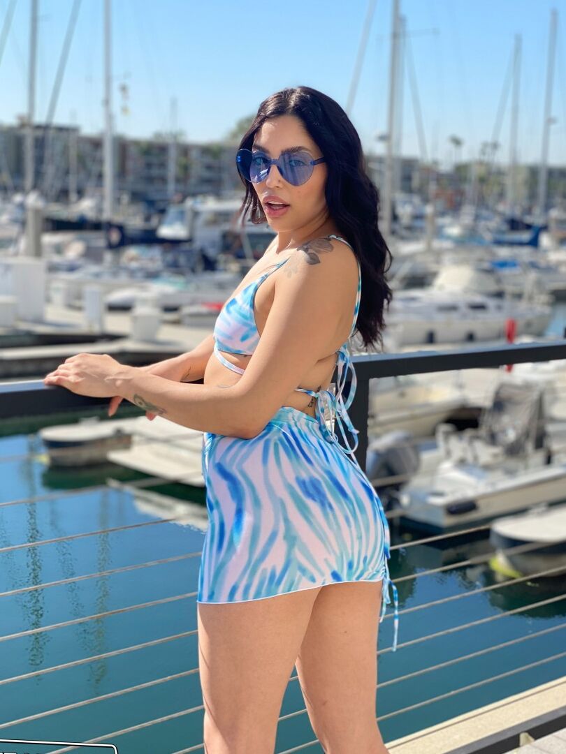 20P La latina Vanessa Sky modela un bikini en un puerto deportivo antes de lamer el culo en POV