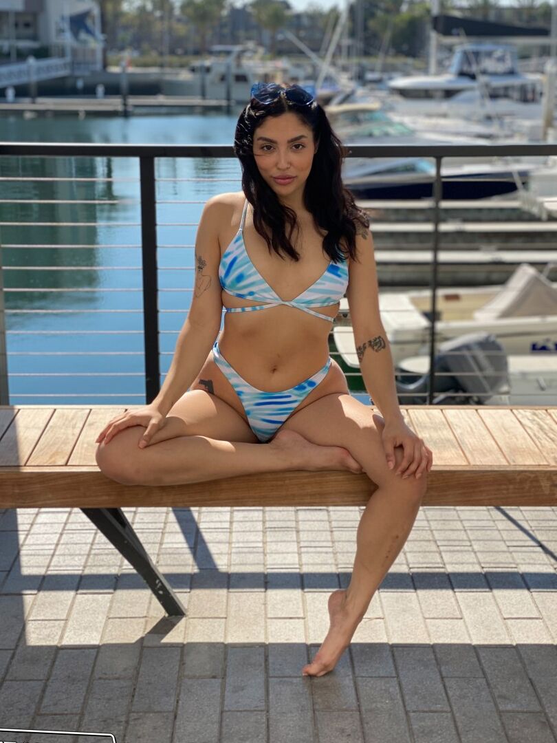 20P La latina Vanessa Sky modela un bikini en un puerto deportivo antes de lamer el culo en POV
