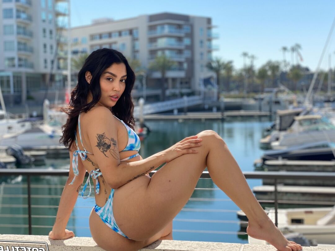 20P La latina Vanessa Sky modela un bikini en un puerto deportivo antes de lamer el culo en POV