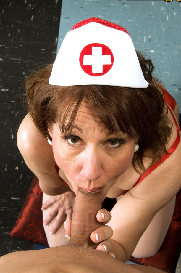 15P La brune amateur Elle Denay fait une pipe en lavant les couilles dans sa casquette d'infirmière