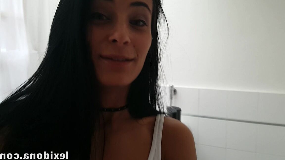 15P Lexi Dona se met à genoux et suce une bite