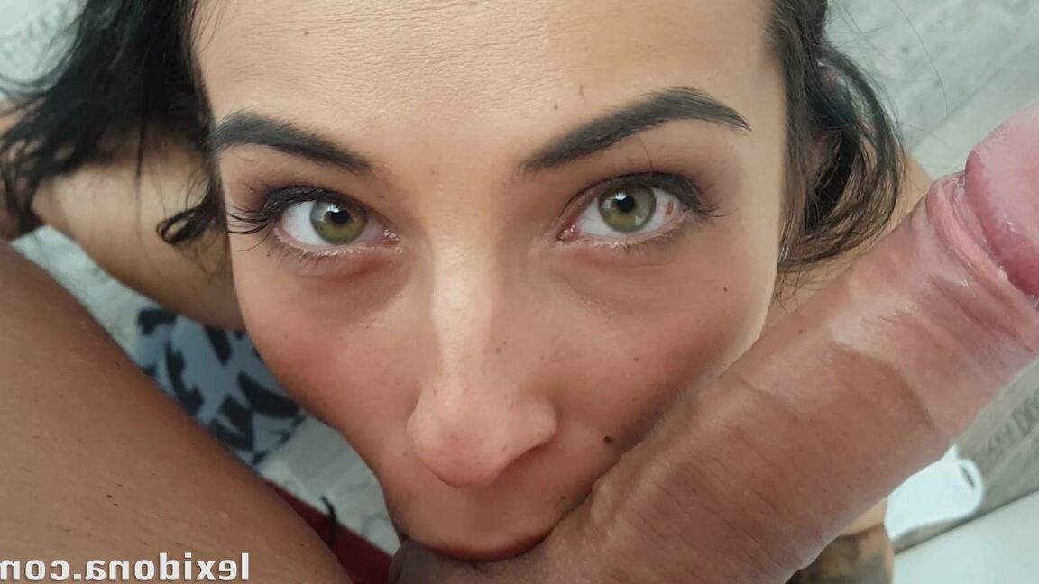15P Lexi Dona se met à genoux et suce une bite