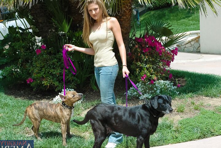 12P ミアはアレックスとヴィンセントの犬の世話をしていますが、給料はほとんどありません