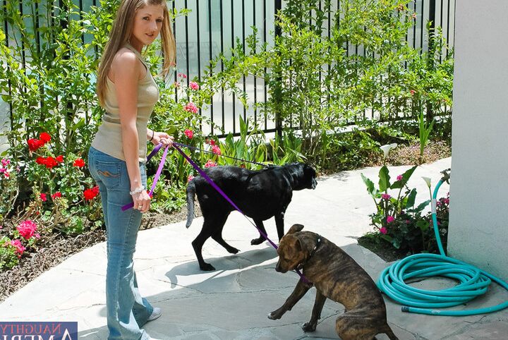 12P ミアはアレックスとヴィンセントの犬の世話をしていますが、給料はほとんどありません