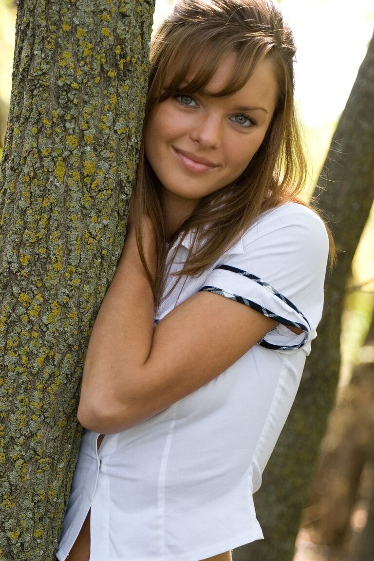 21P Michelle C, une écolière élancée, se déshabille et se taquine toute nue dans les bois.